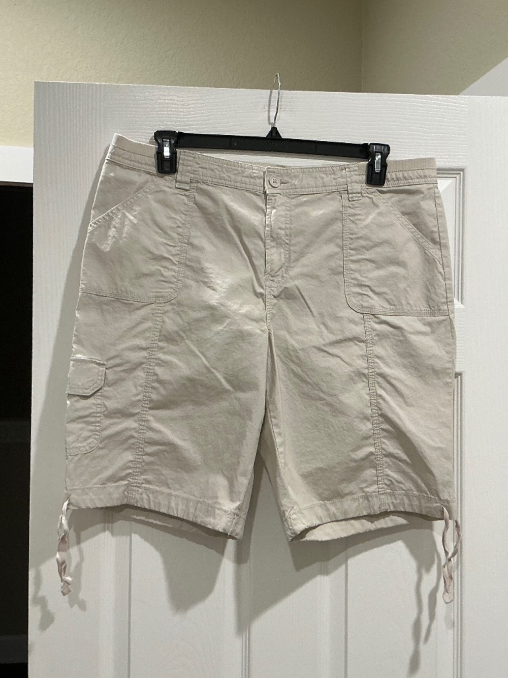 NWOT Saint John’s Bay Cargo Shorts 18